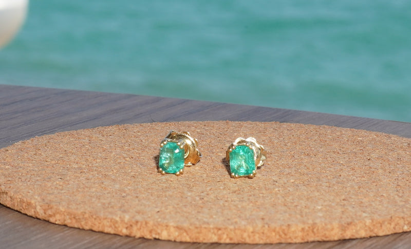 Puces d'oreilles en or taille émeraude