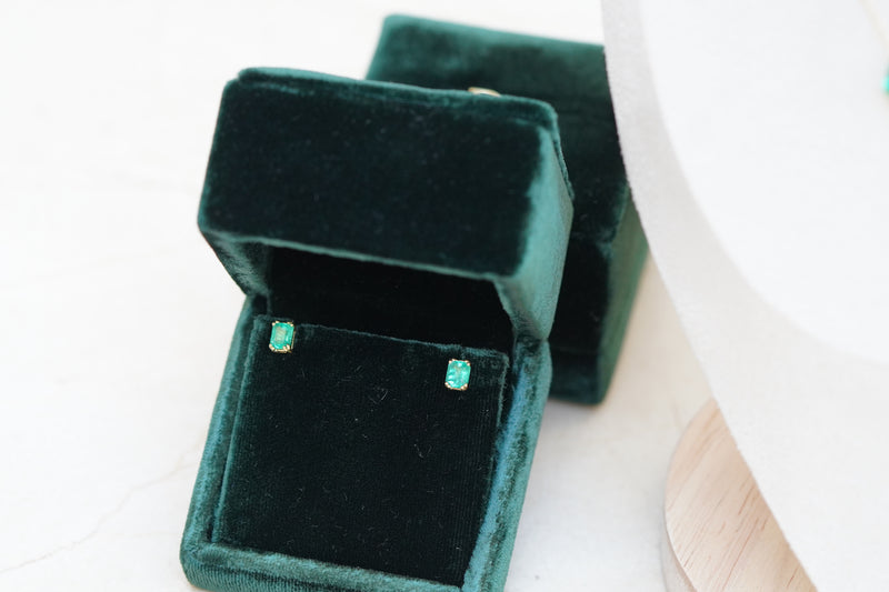 Boucles d'oreilles solitaires en or taille émeraude