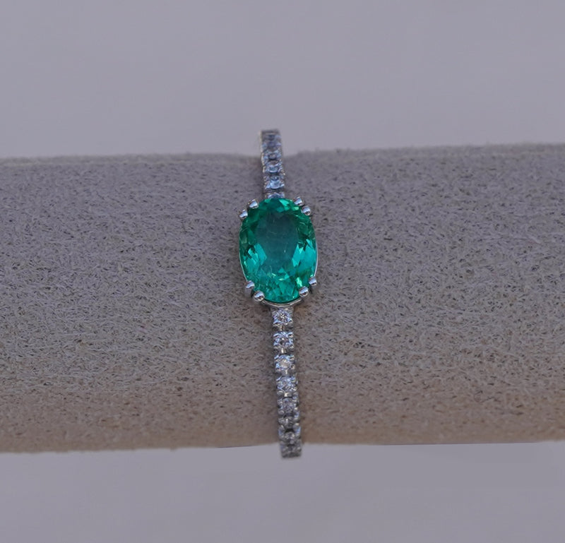Solitaire Ovale Subtil Émeraude avec Pavé de Diamants