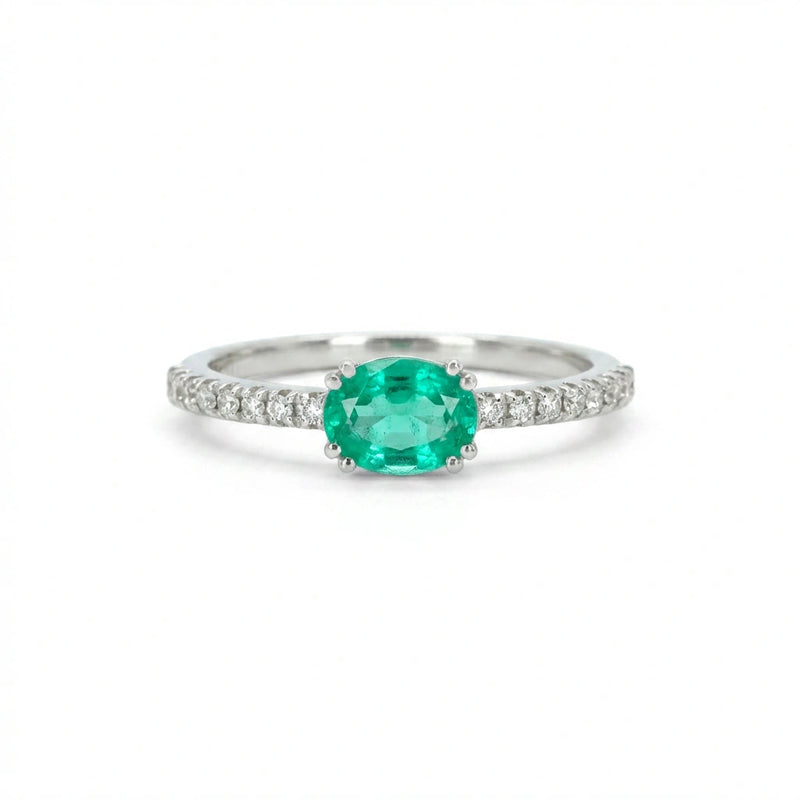 Solitaire Ovale Subtil Émeraude avec Pavé de Diamants