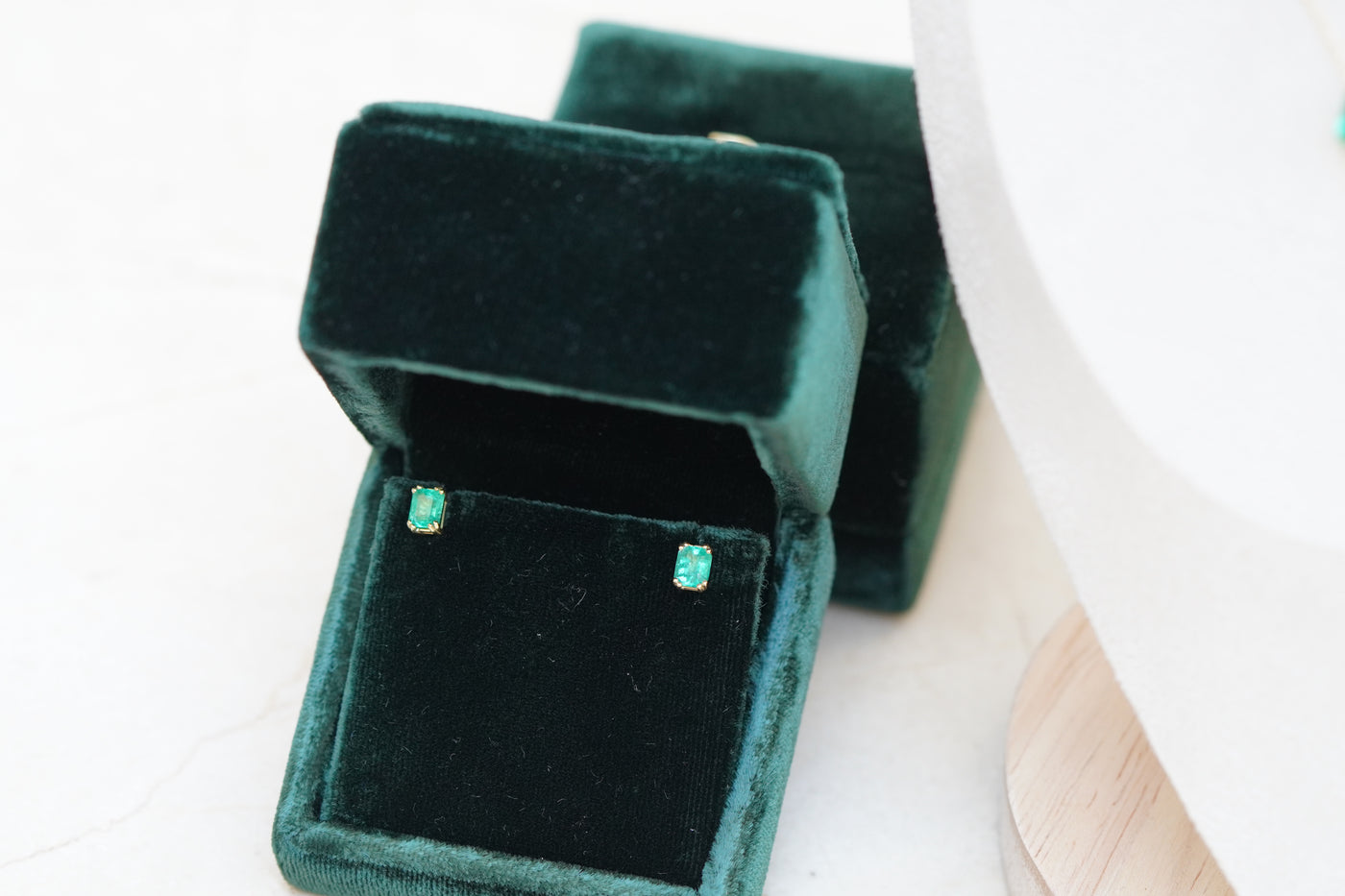 Boucles d'oreilles solitaires en or taille émeraude