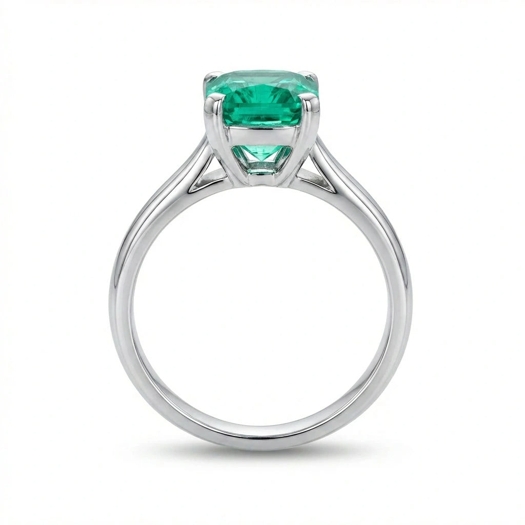 Bague en forme de coussin sertie de pierres vertes