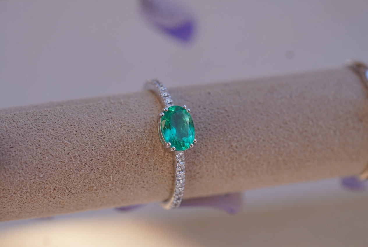 Subtle Oval Solitaire