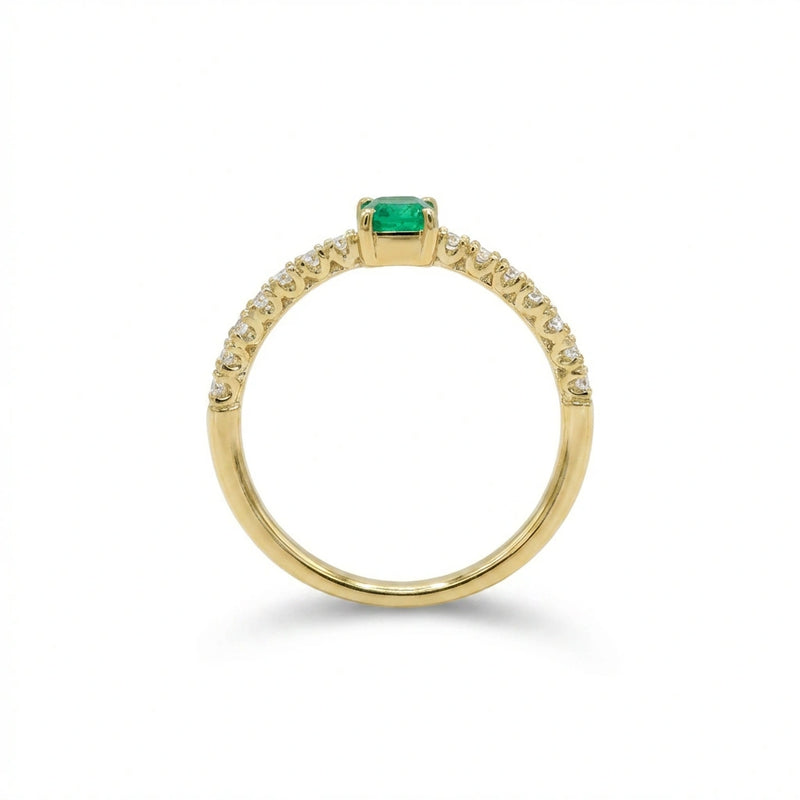 Anillo Reluciente Dorado con Esmeralda